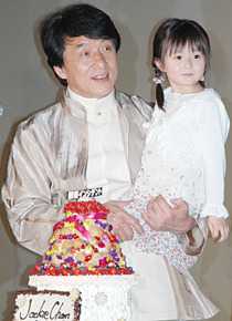 涼香ちゃんを抱いて嬉しそうなジャッキー