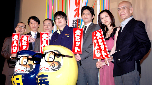 『鑑識・米沢守の事件簿』初日舞台挨拶。（左から）山西惇、川原和久、水谷豊、六角精児、萩原聖人、紺野まひる、長谷部安春監督