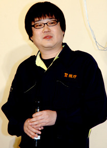 少し緊張した表情を見せながらも、主演映画の公開に感慨深げな六角精児。