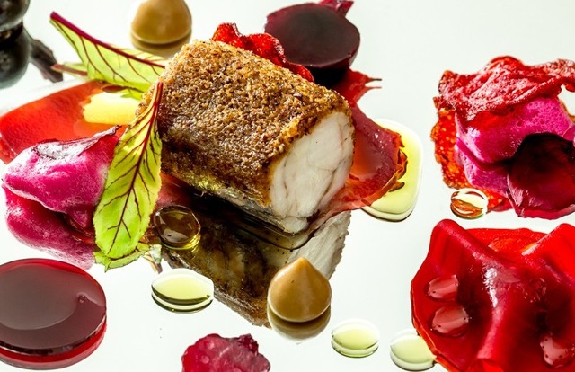 赤い花に見立てたビーツやイベリコハムが鮮やか。「アンコウ ビーツ 西洋ワサビ イベリコハム ヘーゼルナッツ」。