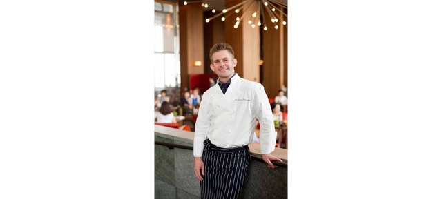 アンダーズ タヴァン総料理長 兼 料飲部長 ゲハード・パスルガー氏。オーストリア・ザルツブルグ出身。数々の有名ラグジュアリーホテルのレストランで研鑽を積んだ後、2008年に「パーク ハイアット 上海」総料理長を経て、2014年「アンダーズ東京」の総料理長に就任。