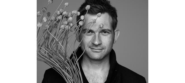 ニコライ・バーグマン氏。デンマーク・コペンハーゲン生まれ。フラワーデザイン界だけでなく、ファッション、デザイン界にいたるまで精力的に活動している世界的フラワーアーティスト。