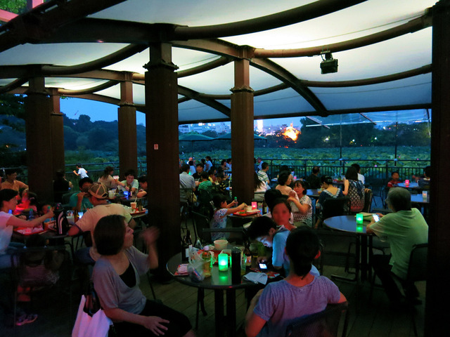 園内風景（ビアガーデン）／上野動物園　写真：（公財）東京動物園協会