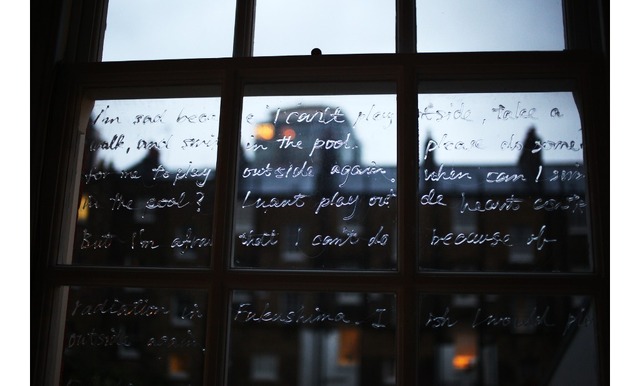 表参道・スパイラル開館30周年記念「スペクトラム ―いまを見つめ未来を探す」展。栗林隆 参考作品『INVISIBLE』（2013） Chelsea College of Art and Design,London UK