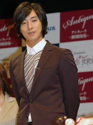 視線はケーキにクギ付け…