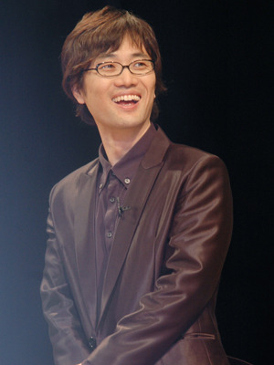 監督だけがケーキを試食