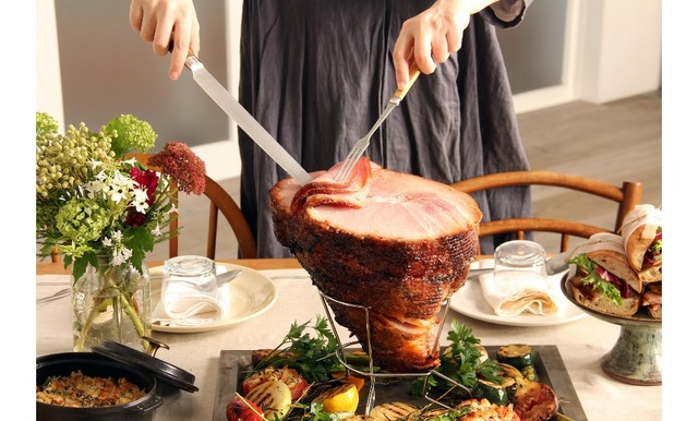 パーティの食卓を彩るのにぴったりな「ハニーベイクド・ハム」。「ヅｑ