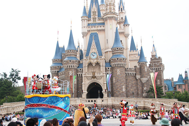 「おんどこどん！」／東京ディズニーランドの「ディズニー夏祭り」