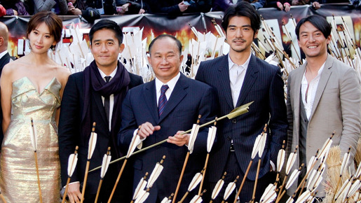 矢の嵐の中笑顔のキャスト陣。