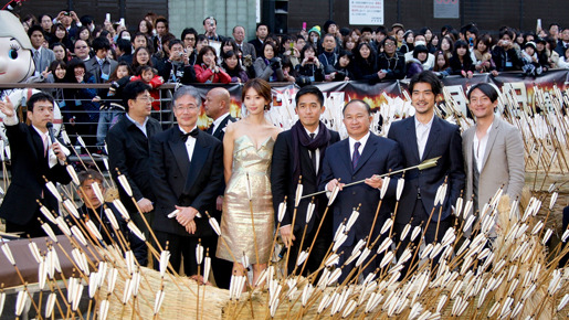 川べりには多くの人々が押し寄せ、声援を贈った