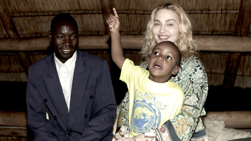 デイヴィッドを抱くマドンナと彼の実の父親・バンダ氏　-(C) Reuters/AFLO