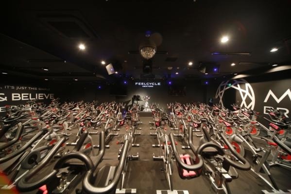 バイクエクササイズ・スタジオ「FEELCYCLE」の様子