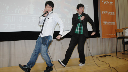 オニ語の指導に当たるオジンオズボーンの2人