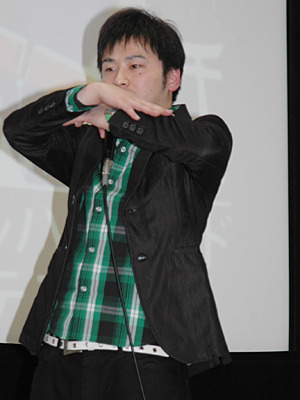 劇中でも山田孝之さんらの先輩としてオニ語の指導をしている