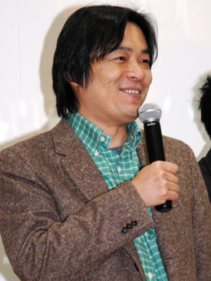 学生たちによる力作を前に嬉しそうな本木監督