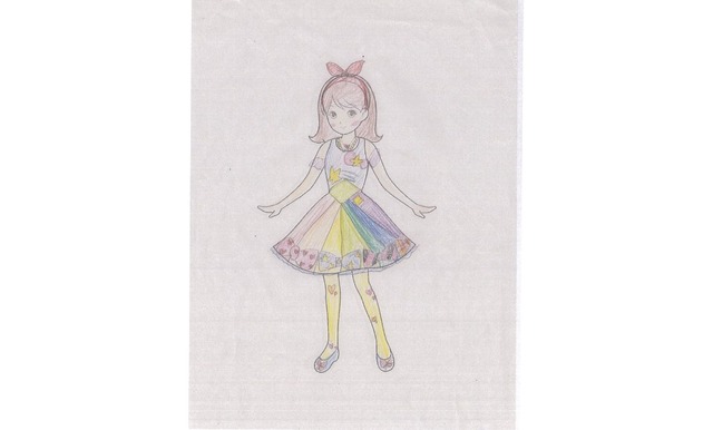 2014年、震災復興への想いから始まった明日を夢見るドレスプロジェクトで全国の小中学校・高校から1,300点以上の作品が寄せられた。写真は、Tシャツ制作予定の子供たちのデザイン画（1）。