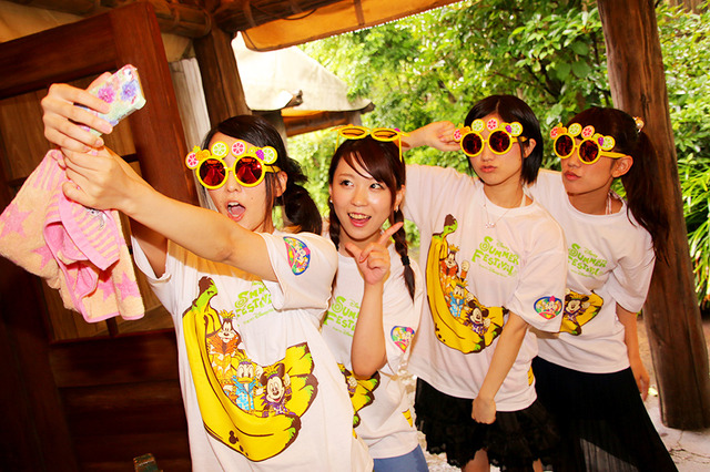 「ディズニー・サマーフェスティバル」グッズを身につけ満喫！