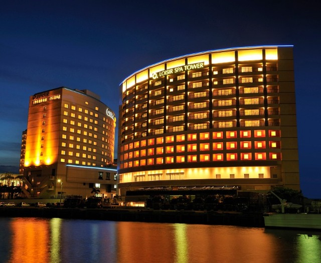 「ロワジール スパタワー那覇」外観。