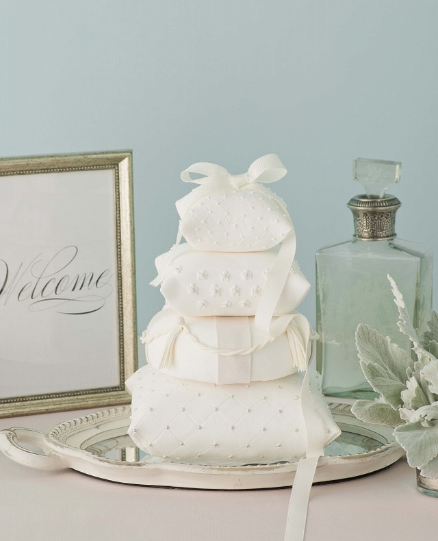 「ジゼル」。コンセプトは”a promise、約束”。リングピローのケーキ。リボンの色は選べる。54,000円（予定）。