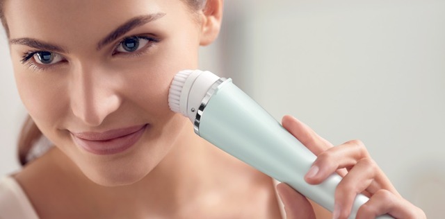 家庭用美顔器『ビザピュア　アドバンス』。写真は洗顔用ブラシ装着時。