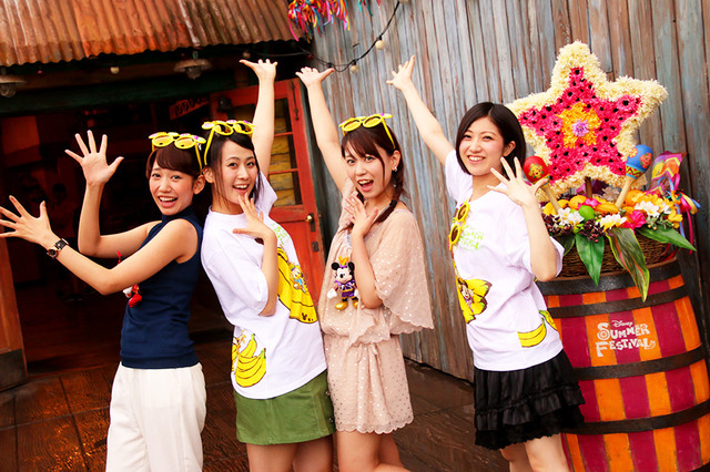 フォトスポットで記念撮影（モデル： 那海＆凪原亜季（xoxo）＆土山茜＆中村裕香里）