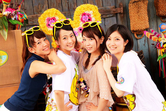 フォトスポットで記念撮影（モデル： 那海＆凪原亜季（xoxo）＆土山茜＆中村裕香里）