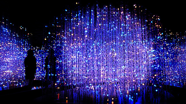 チームラボの「teamLab Exhibition, Walk through the Crystal Universe」が銀座で開催