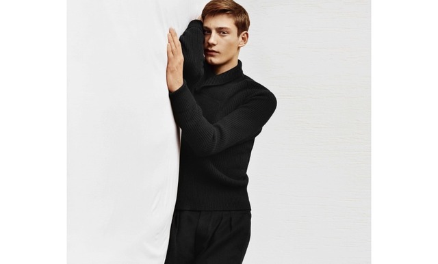 “UNIQLO AND LEMAIRE（ユニクロアンドルメール）”「MEN ラムショールカラーセーター」3,990円（税別）。