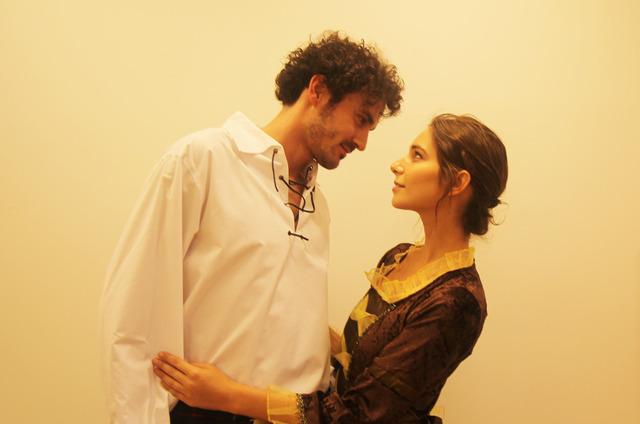 シネマカフェに訪問した18世紀のスコットランドの衣装に身を包むイケメン＆美女