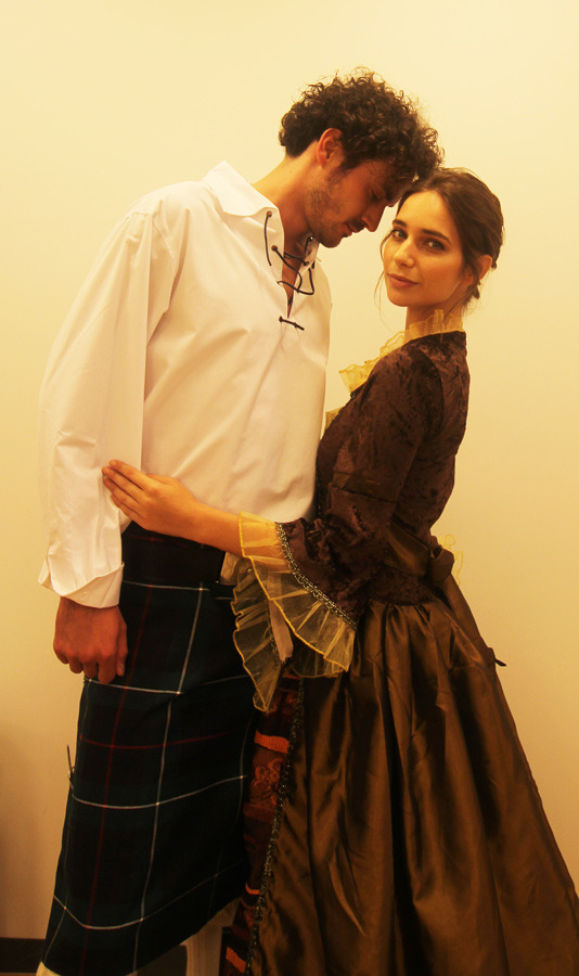 シネマカフェに訪問した18世紀のスコットランドの衣装に身を包むイケメン＆美女