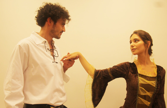 シネマカフェに訪問した18世紀のスコットランドの衣装に身を包むイケメン＆美女