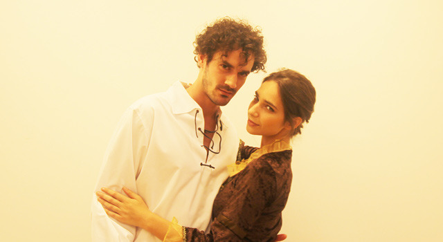 シネマカフェに訪問した18世紀のスコットランドの衣装に身を包むイケメン＆美女