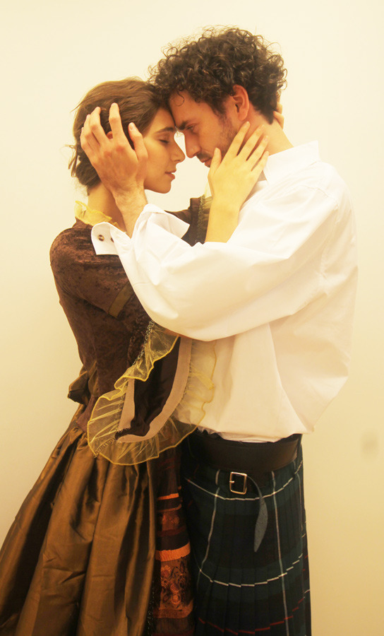 シネマカフェに訪問した18世紀のスコットランドの衣装に身を包むイケメン＆美女