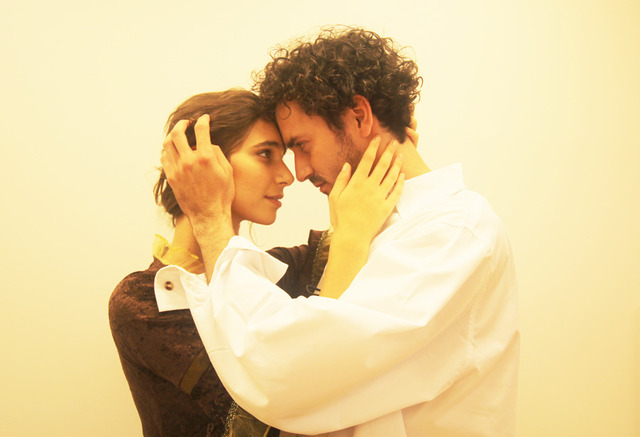 シネマカフェに訪問した18世紀のスコットランドの衣装に身を包むイケメン＆美女