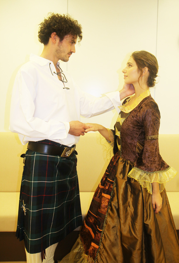 シネマカフェに訪問した18世紀のスコットランドの衣装に身を包むイケメン＆美女
