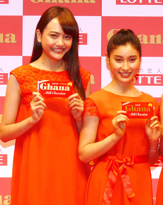 松井愛莉、土屋太鳳／「ロッテ ガーナ チョコびらきセレモニー2015」会見