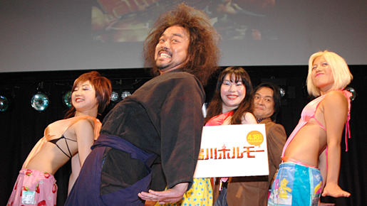 「鴨川ホルモー　大学対抗ダンスコンテスト」　「ゲロンチョリー（＝潰せ！）」のポーズで決めるパパイヤ鈴木＆本木克英監督と優勝チーム「キンキービーツ」