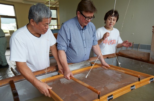 岐阜県の伝統産業の和紙作りを視察するセバスチャン・コンラン氏。