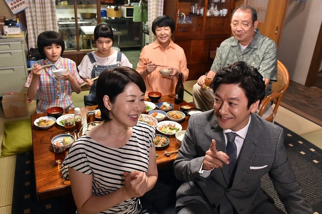 母・美奈代（堀内敬子・前列左）と親しい様子の内田（石丸幹二・前列右）「表参道高校合唱部！」 - (C) TBS