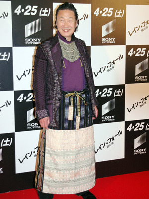 さすが！のファッションで登場の山本寛斎