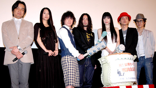 劇中にも出てくる銘酒「玉乃光」で鏡開き。手にはオニの棍棒が！