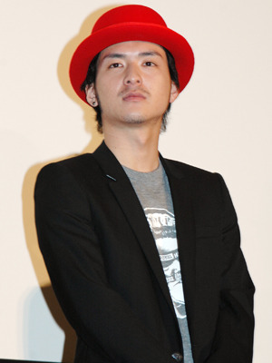 劇中では相当いけ好かない男を熱演！