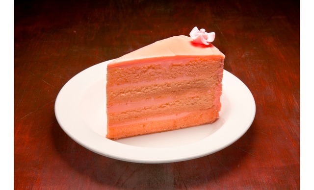 ホワイトチョコレートのミルキーな風味に仕上がったかわいいピンクのチョコレートケーキ「ピンクケーキ」（980円）。