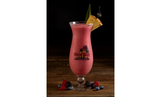 フレッシュバナナ、ピナコラーダミックス、モナンワイルドベリー、オレンジジュースをミックスしたスムージー「ワイルドベリースムージー」（980円）。