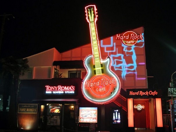 ハードロックカフェは、博物館のようにミュージシャンの記念品を所狭しと飾った店内で、大音響のロックをバックに、ボリューム満点なアメリカ家庭料理を楽しめるアメリカンレストラン。