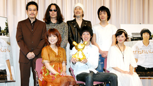 『色即ぜねれいしょん』完成披露試写会。（後列左から）田口トモロヲ監督、みうらじゅん、リリー・フランキー、峯田和伸、（前列左より）堀ちえみ、渡辺大知、臼田あさ美