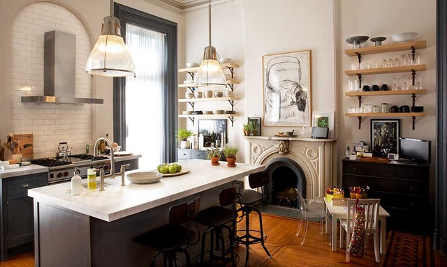 ジュールズ家（キッチン）『マイ・インターン』(C) 2015 WARNER BROS.ENTERTAINMENT INC.AND RATPAC-DUNE ENTERTAINMENT LLC ALL RIGHTS RESERVED