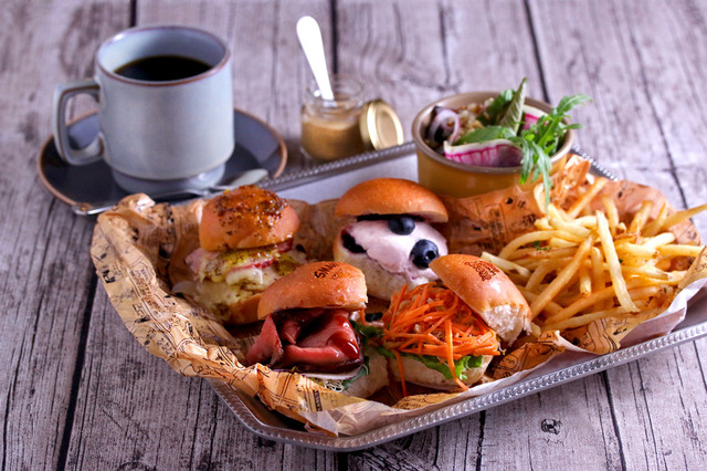 スライダー「PEANUTS Cafe」- (C) 2015 Peanuts Worldwide LLC