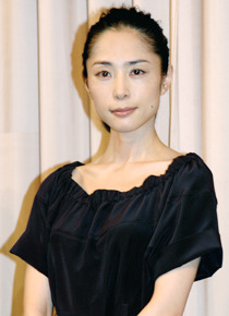 ダメダメな漫画家・菜都美役の深津絵里