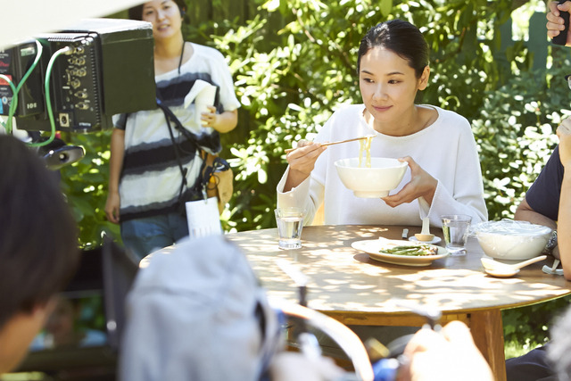 「サッポロ一番」新CMで吉田羊と高橋克実が夫婦に…9月17日オンエア